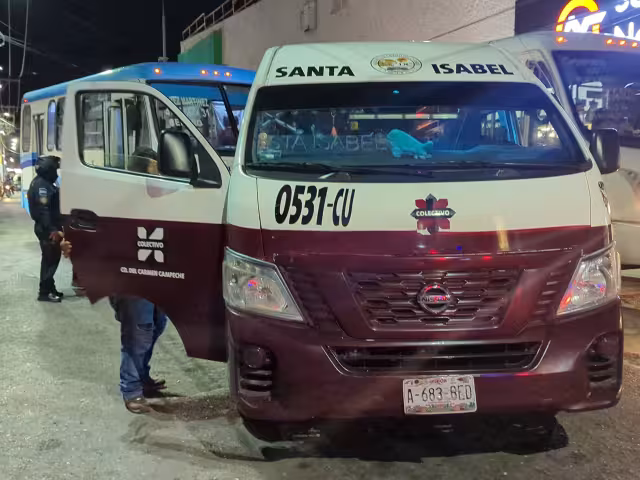 Un camión urbano y una combi colectiva chocaron en pleno centro de la ciudad.