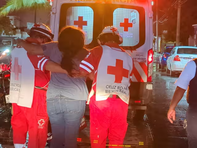 La mujer tuvo que ser atendida por los paramédicos de la Cruz Roja.