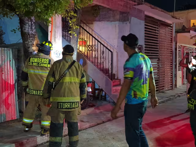 Los bomberos respondieron al llamado de emergencia y revisaron el origen de las chispas.