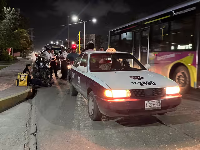 Un motociclista de moto mandaditos colisionó por alcance contra un taxi frente al fraccionamiento Arcila por no guardar la debida distancia