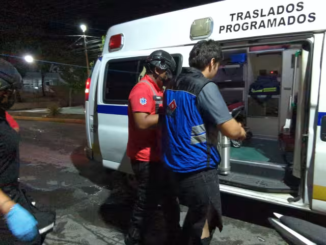Repartidor de pizzas derrapa en motocicleta tras esquivar a un auto