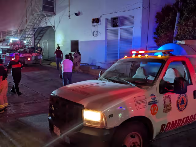 Autoridades actúan con rapidez tras incendio en establecimiento comercial