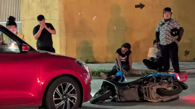 Paramédicos atienden a mujer tras colisión con automóvil Suzuki en Campeche