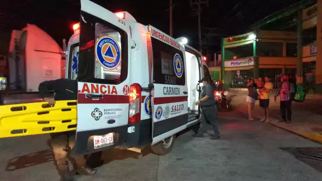 Dos jóvenes resultaron lesionados tras derrapar en motocicleta en la colonia Benito Juárez.
