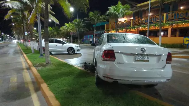 Conductor ebrio provoca accidente en el malecón de Playa Norte.