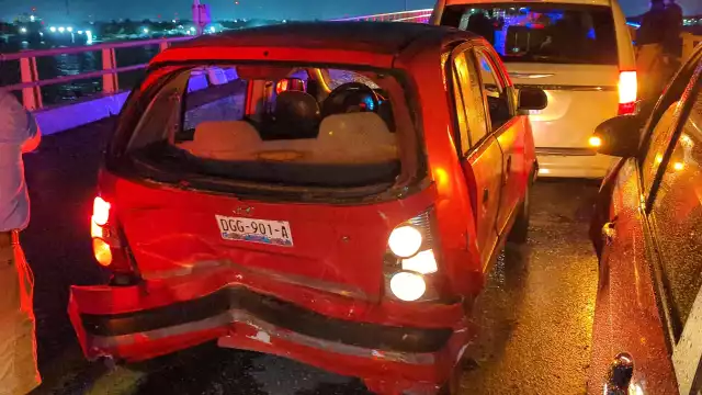 La joroba del puente fue la locación donde se quedaron los tres vehículos afectados por el accidente