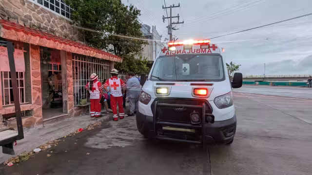 Una ambulancia de la Cruz Roja Mexicana atendió el llamado de emergencia.