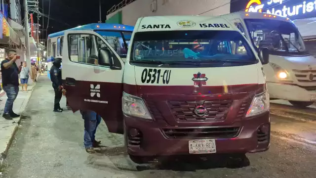 Un camión urbano y una combi colectiva chocaron en pleno centro de la ciudad.