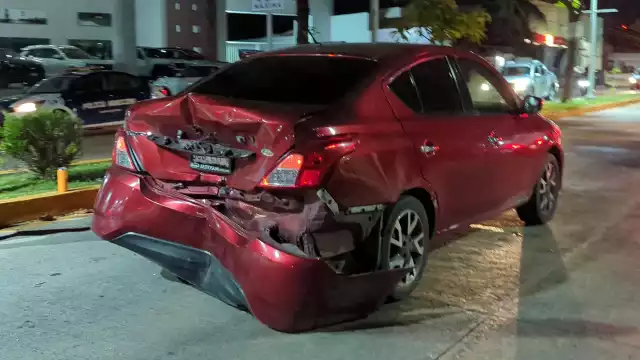 Aparatosa colisión en Campeche deja daños pero sin heridos