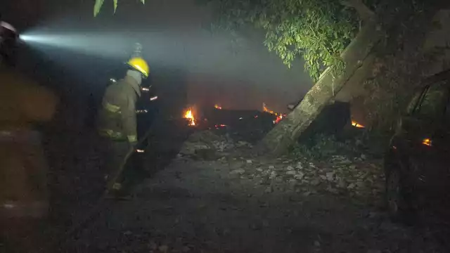 Vecinos alertan sobre incendio; resultó ser fuego fuera de control en lote baldío