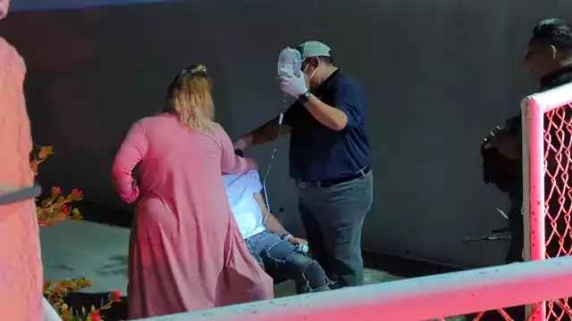 Los paramédicos le brindaron atención prehospitalaria al joven.