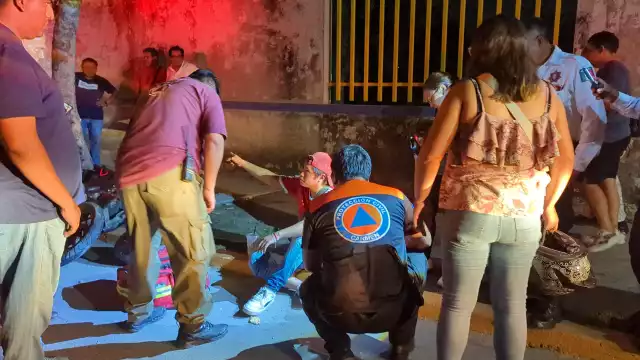 Colisión por alcance entre motocicleta y taxi causa movilización de emergencia