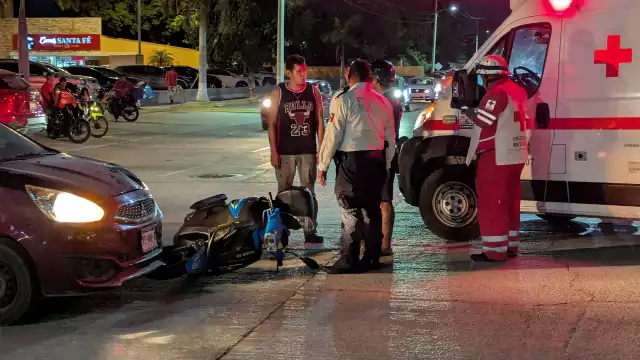 Mujer lesionada tras choque entre auto y moto frente a Plaza Real