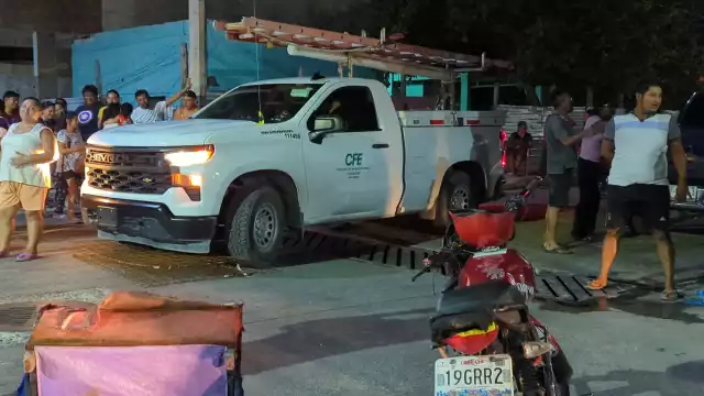 Los inconformes cerraron la avenida 10 de Julio y retuvieron una camioneta de la CFE.