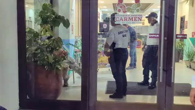 Hombre es golpeado tras presunto robo en tienda de ropa.