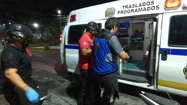 Repartidor de pizzas derrapa en motocicleta tras esquivar a un auto