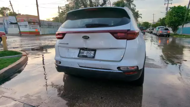 La camioneta KIA sufrió un fuerte impacto por alcance del tractocamión.