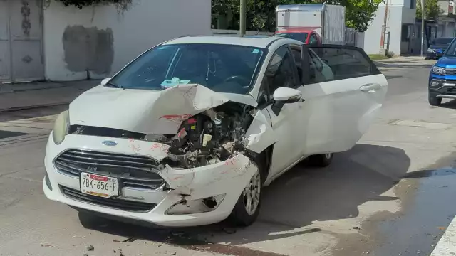 El Ford Fiesta blanco sufrió severos daños en el frente de la carrocería.