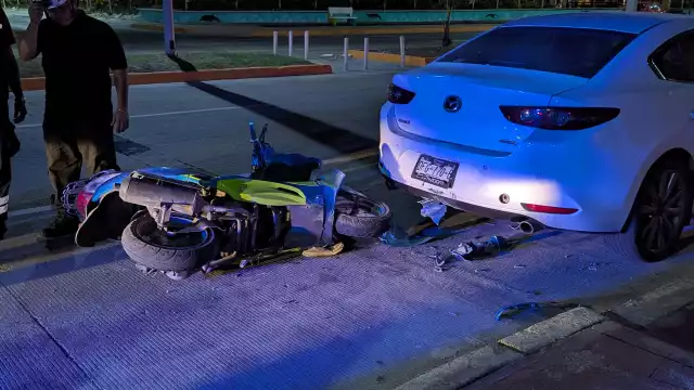 Motociclista en presunto estado de ebriedad impacta vehículo estacionado