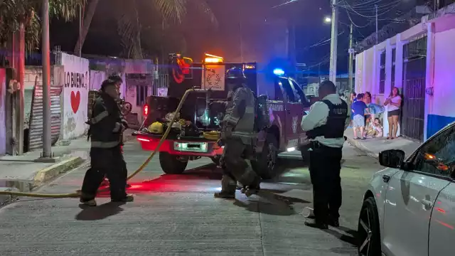 Los bomberos acudieron al llamado de emergencia y controlaron el incendio.