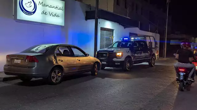 Conductora invade carril y provoca choque contra taxi