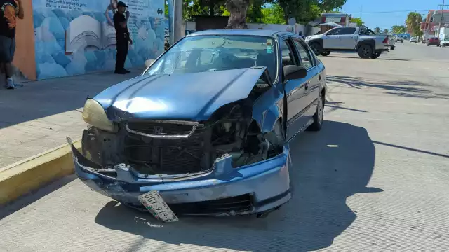 Un accidente vehicular ocurrió en la colonia Justo Sierra, en el cruce de la calle 74 y la avenida Camarón.