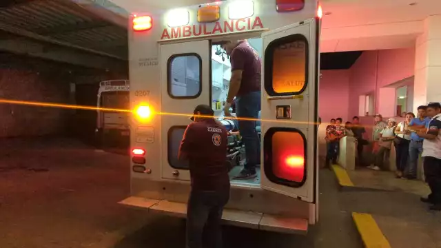 Cortocircuito entre carne y metal: mujer choca en motocicleta contra tráiler
