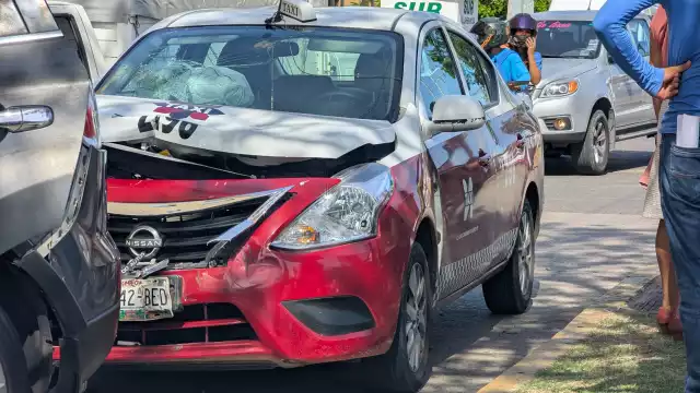El taxi fue el que se llevó la peor parte en el accidente.
