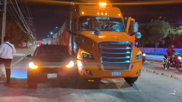 Tractocamión arrolla auto en Ciudad del Carmen: hay una mujer lesionada