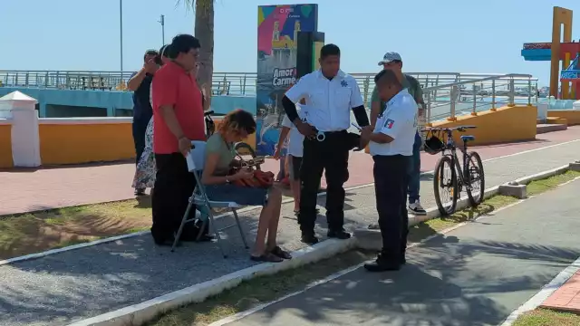 Paramédicos atienden a jovencita con aparente infarto en pleno centro; fue estabilizada en el lugar