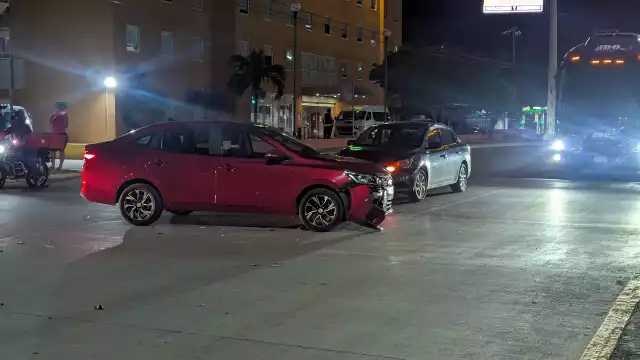 Impacto entre Versa y Chevrolet deja severos daños y bloqueo vial en Campeche