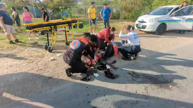 El hombre atropellado fue atendido por paramédicos de Protección Civil.