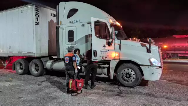 Trailero detenido por problemas de salud recibe auxilio en el Puente Zacatal