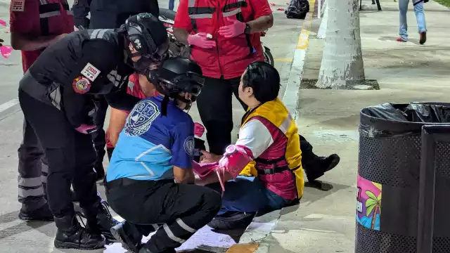 Un empleado municipal de Ciudad del Carmen sufrió una caída mientras colocaba banderines en el malecón de Playa Norte.