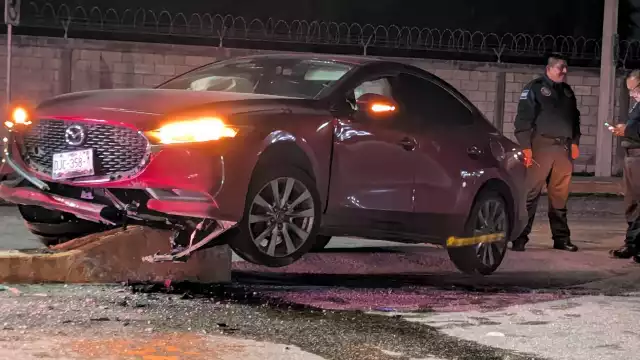 El Mazda rojo quedó sobre el camellón, mientras que el conductor se dio a la fuga.