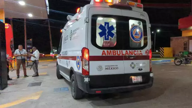 Joven despachadora de gasolinera Servifácil fue brutalmente agredida por dos sujetos en moto.