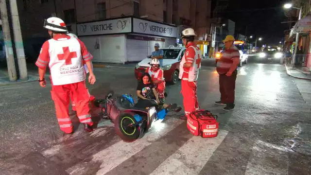 Motociclista resulta lesionada tras ser arrollada por taxi en la colonia Centro de Ciudad del Carmen