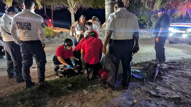 Paramédicos y elementos policiacos atendieron el llamado de emergencia.