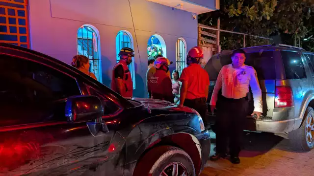 Conducta imprudente: cae de la azotea y genera emergencia en zona urbana