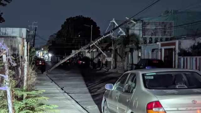 Cae poste en mal estado y bloquea calle