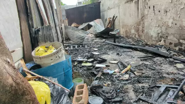Casa de madera y láminas quedó reducida a cenizas; propietario no estaba presente
