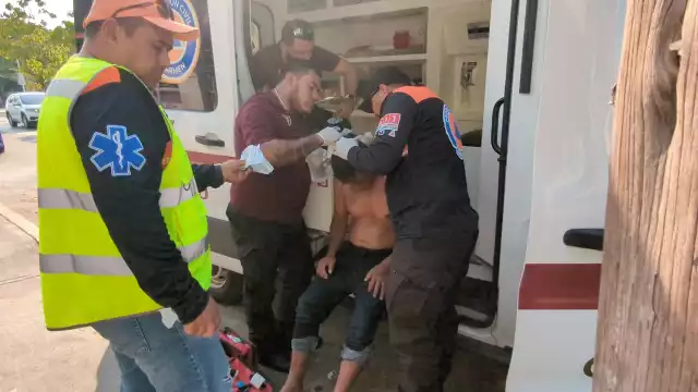 El hombre lesionado fue atendido por paramédicos y no tuvo que ser trasladado.