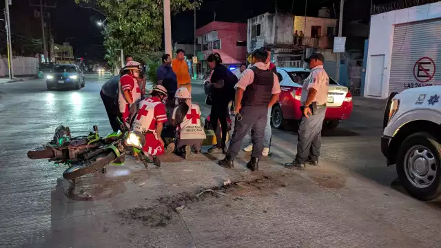 Colisión entre motocicleta y taxi en avenida 10 de Julio deja herido al conductor