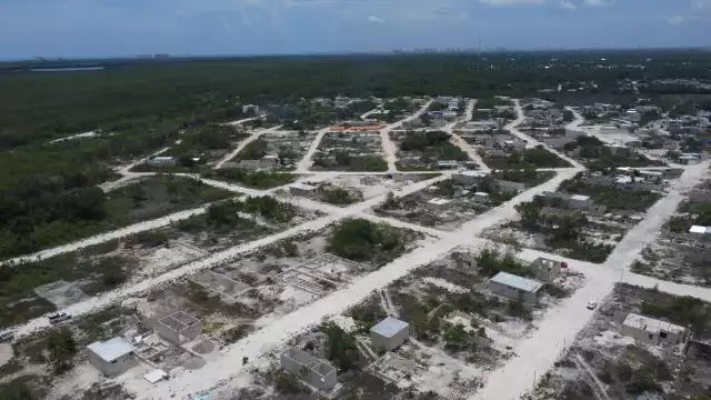Los lotes se encuentran en la zona continental de Isla Mujeres, junto al antiguo basurero, delimitados por una barda