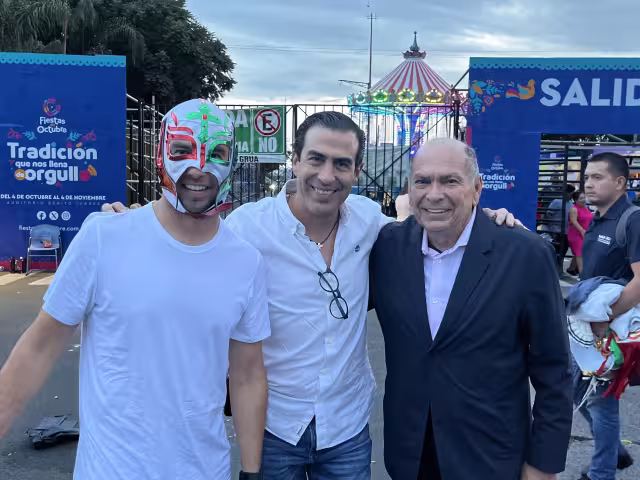 Checo disfrutó de la lucha libre con una máscara de ese deporte