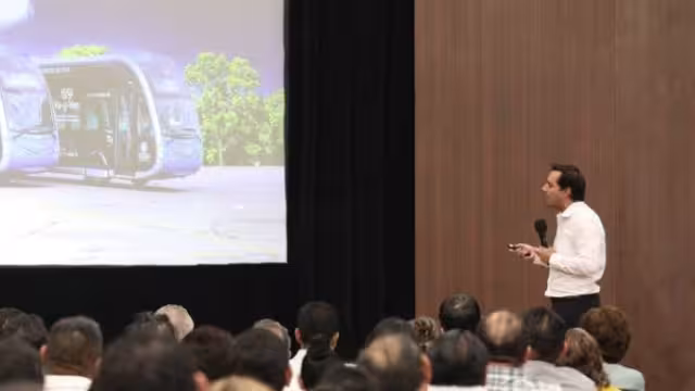 Mauricio Vila durante la reunión en Yucatán