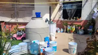  Vecinos de la SM 211 de Cancún usan cubetas y tinacos por la falta de agua 