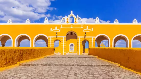 Izamal fue elevada a ciudad el 4 de diciembre de 1841, marcando un hito en su historia Izamal fue elevada a ciudad el 4 de diciembre de 1841, marcando un hito en su historia