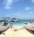 Ante la falta de ingresos y apoyos del Gobierno, algunos hombres de mar se dedican a recoger latas, limpiar las playas o apoyar a los guardavidas.