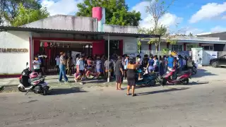 Con candados, el director de una escuela primaria en Chetumal, intentó bloquear el acceso a maestros y alumnos al plantel